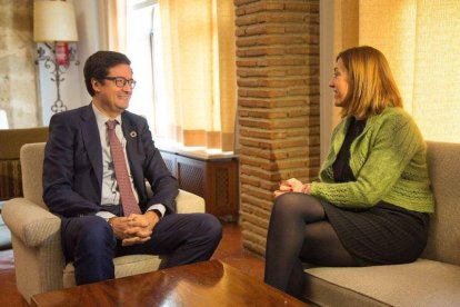 Óscar López y Viginia Barcones, ayer en Benavente. ICAL