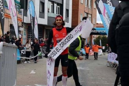 Jorge Blanco celebra su triunfo en la línea de meta. ÁLVARO MUÑOZ