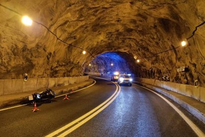 Imagen de la moto en el interior del túnel tras el accidente. DL