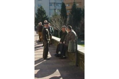 Vecinos de Villablino conversan en la avenida de la Constitución