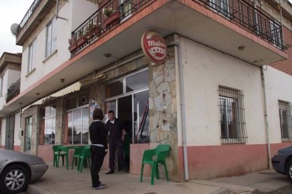 El hostelero Pablo Fernández, a la entrada del bar después de que se arreglaran los cristales.