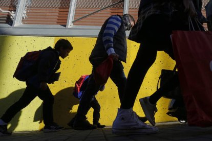 Padres recogiendo a niños a la salida del colegio, por el coronavirus. F. Otero Perandones.