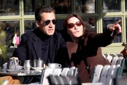 Nicolas Sarkozy y su esposa tomaron ayer café en Versalles