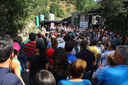 Familiares, amigos, vecinos y compañeros de los trece mineros encerrados en el pozo «Casares»