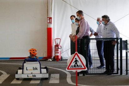 - Los reyes Felipe (c) y Letizia (2i), junto al ministro de Cultura y Deporte, José Manuel Rodríguez Uribes (d), durante su visita al Museo y Circuito Fernando Alonso. BALLESTEROS