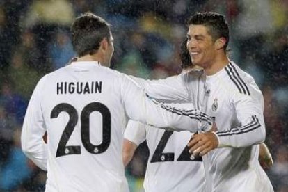 Cristiano Ronaldo celebra con Higuaín uno de sus goles.