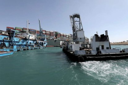 Una remolcadora se dirige al lugar donde ha encallado el gran barco mercante. CANAL DE SUEZ