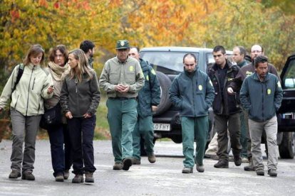 Los participantes en el traslado de la osa detectaron la muerte del ejemplar ya en el monte.