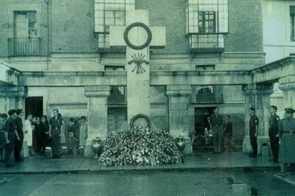 publicada en todo en león. quedamos en el reloj de s. domingo