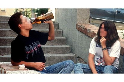 Imagen de dos jóvenes haciendo botellón en la calle de una ciudad. JUANA BENET