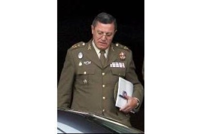 El general Mena a su salida del Ministerio de Defensa