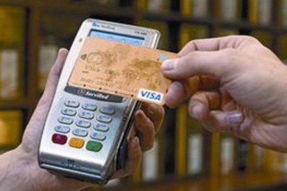 Pago con una tarjeta 'contactless' en un TPV.