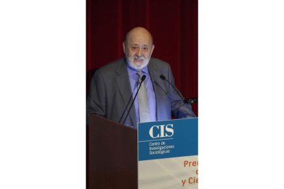 El director del CIS, José Félix Tezanos. JAVIER LIZÓN