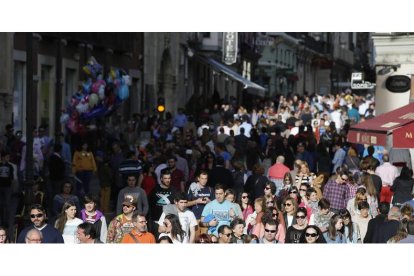 La calle Ancha de la capital leonesa es uno de los puntos donde más se nota la afluencia de turistas y de los propios leoneses que se echan a la calle en los días centrales de la Semana Santa. JESÚS F. SALVADORES