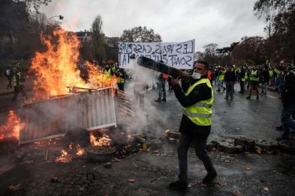 Protestas de los chalecos amarillos por las calles de París.