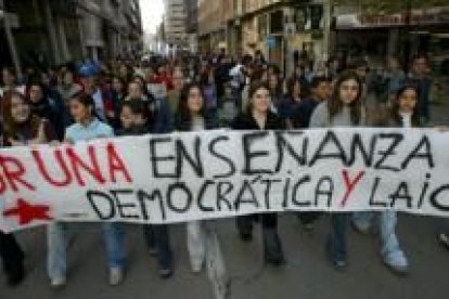 Los estudiantes salieron de la plaza Lazúrtegui y llegaron a la Delegación de la Junta