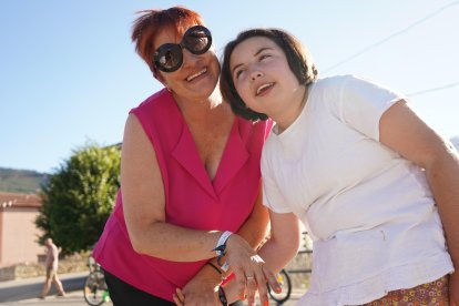 Luisa Fernández García, con su hija Carmen, en Acebedo donde pasan el verano junto a la familia paterna de la niña. J. NOTARIO