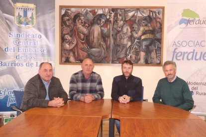 Reunión ayer entre los regantes y el Sindicato Central de Los Barrios de Luna.