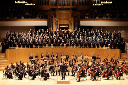 El Coro Ángel Barja y la Orquesta de las JJMM, actuando en el Auditorio Nacional. BENITO ORDÓÑEZ