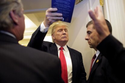 Donald Trump, con un libro de sus seguidores, en Jupiter, Florida.