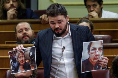 El portavoz de ERC Gabriel Rufian muestra unas fotografias durante su intervencion en la sesion de control al Gobierno hoy en el Congreso tras la declaracion y posterior suspension temporal de independencia de Cataluña