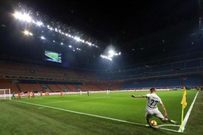 Brozovic, del Inter, lanza un saque de esquina ante un San Siro vacío.