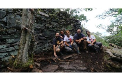 Alejandro Rodríguez, primero por la izquierda. con miembros del equipo y de Amigos de Casaio. DL