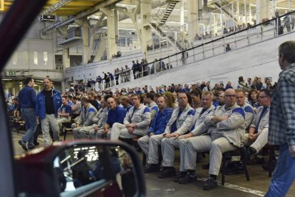 Empleados de Volkswagen se reúnen en la fábrica de Kassel.