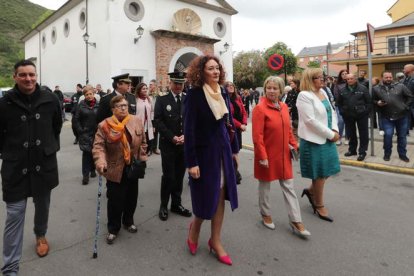 La alcaldesa y los ediles ayer en las fiestas del barrio de Flores del Sil. ANA F. BARREDO