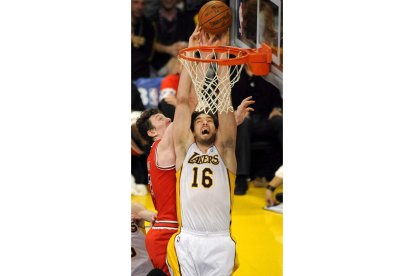Pau Gasol disputa el balón con Omer Asik de los Bulls.