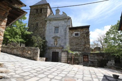 Junto a la puerta del monasterio se colocó adoquín y en la calle de tierra en pendiente, planchas de granito irregular, en la foto de ayer