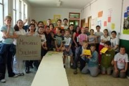 Los chavales que participaron en el mercadillo solidario posan tras concluir la actividad