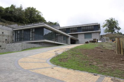 Exterior de la edificación del centro de interpretación de Posada de Valdeón. CAMPOS