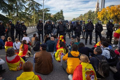 La A-6 cortada por los manifestantes. DANIEL GONZÁLEZ