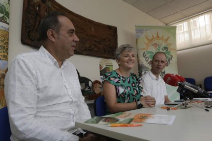 Sonia Castro junto a Valentín Martínez, izquierda, y a David Rodríguez, derecha. F. OTERO