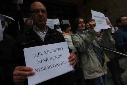 Trabajadores de los juzgados, en un momento de la protesta de ayer en Sáez de Miera.