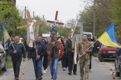 Imagen de un funeral de un soldado en Ucrania. SERGEY DOLZHENKO