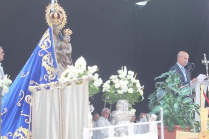 Julio Arias en un momento del discurso de la ofrenda ante La Encina, que estrenó manto.