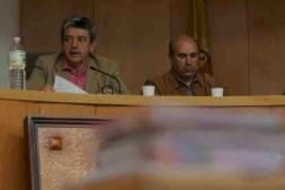 El alcalde, Miguel Martínez, al lado del concejal de Hacienda, Manuel Rubial, en el salón de plenos