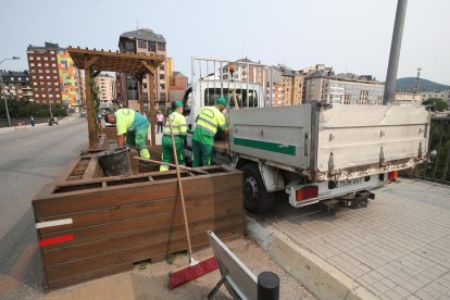 Varios operarios municipales han empezado a desmontar el parklet. L. DE LA MATA