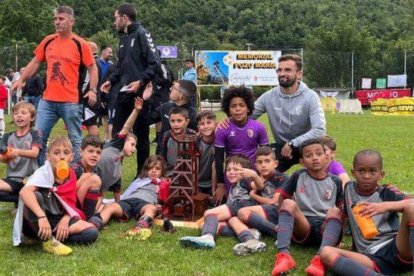 El Celta alzó el trofeo de campeón benjamín. DL