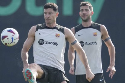 Robert Lewandowski y Sergi Roberto en el entrenamiento del equipo azulgrana. ALEJANDRO GARCÍA