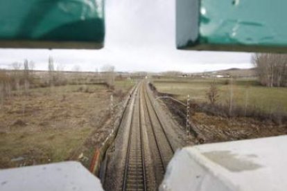 Vista de las vías del tren a su paso por Sariegos desde el nuevo puente que se está construyendo