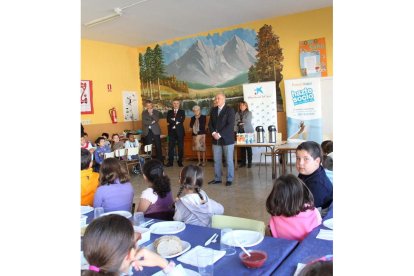 Los niños del colegio Trepalio durante el desayuno saludable.