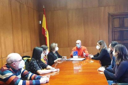 Los representantes de Conoce León y del gobierno local, ayer en el Ayuntamiento. DL