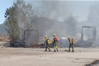 Los bomberos en las labores de extinción del incendio al que ayer se referían los concejales. A. F. BARREDO