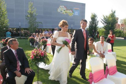 Una pareja, en el momento de su enlace, en un establecimiento hostelero en el Bierzo.