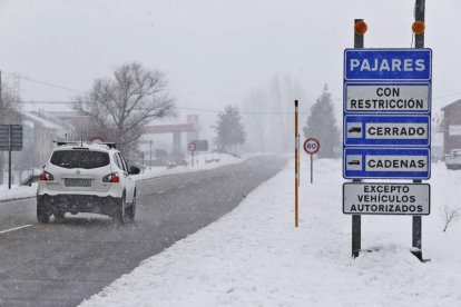 Pajares cerró ayer el tráfico a camiones y obligó a poner cadenas al resto de conductores. RAMIRO