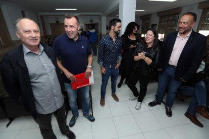 Faustino Temprano, Omar Rodríguez y Gerardo Álvarez Courel, con representantes de los jóvenes. BARREDO