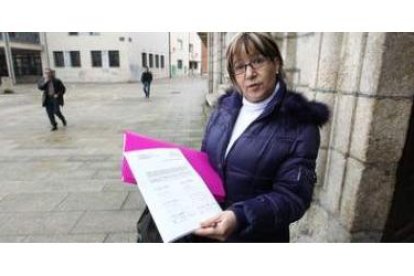 Pilar Moreno, con las firmas ante el Ayuntamiento.